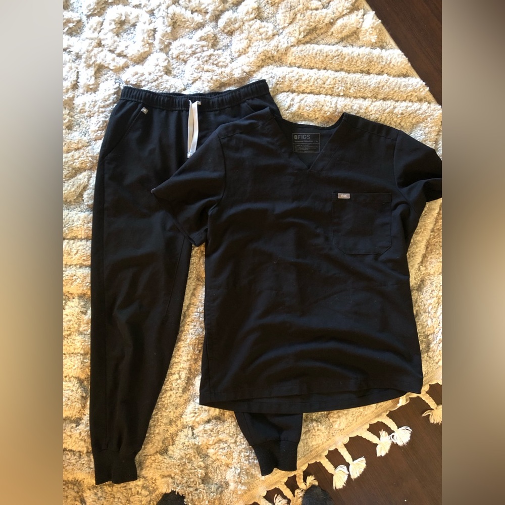 Figs scrubs black best seller kit. Medium shirt, small/short pants. Jogger style
